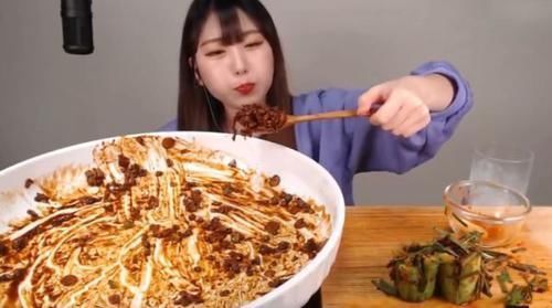 们吃东西|大胃王吃80斤“火鸡面”,桌上鸡蛋出卖了她,网友当我们傻吗
