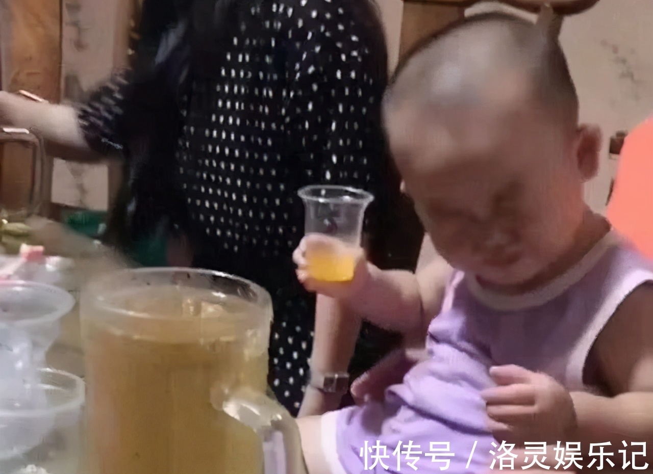 表情|萌娃喝果汁,戏精附体表情丰富,网友:完美模仿了宝爸的姿态