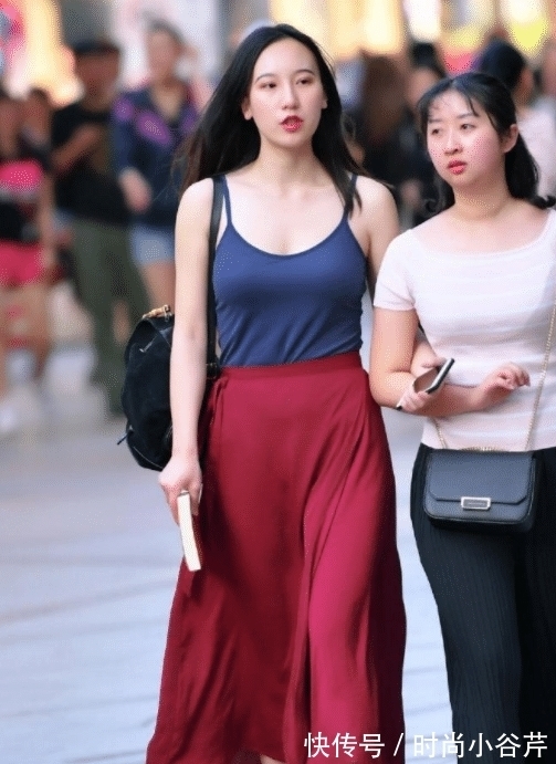 打扮|懂时尚的美女就是会打扮，一身蓝搭红的着装，既个性又时尚