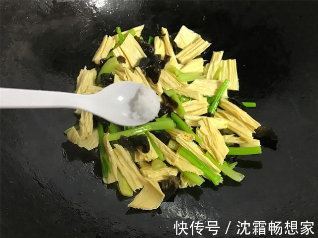泡腐竹时,用开水还是用冷水,教你小窍门,30分钟发好,不夹生