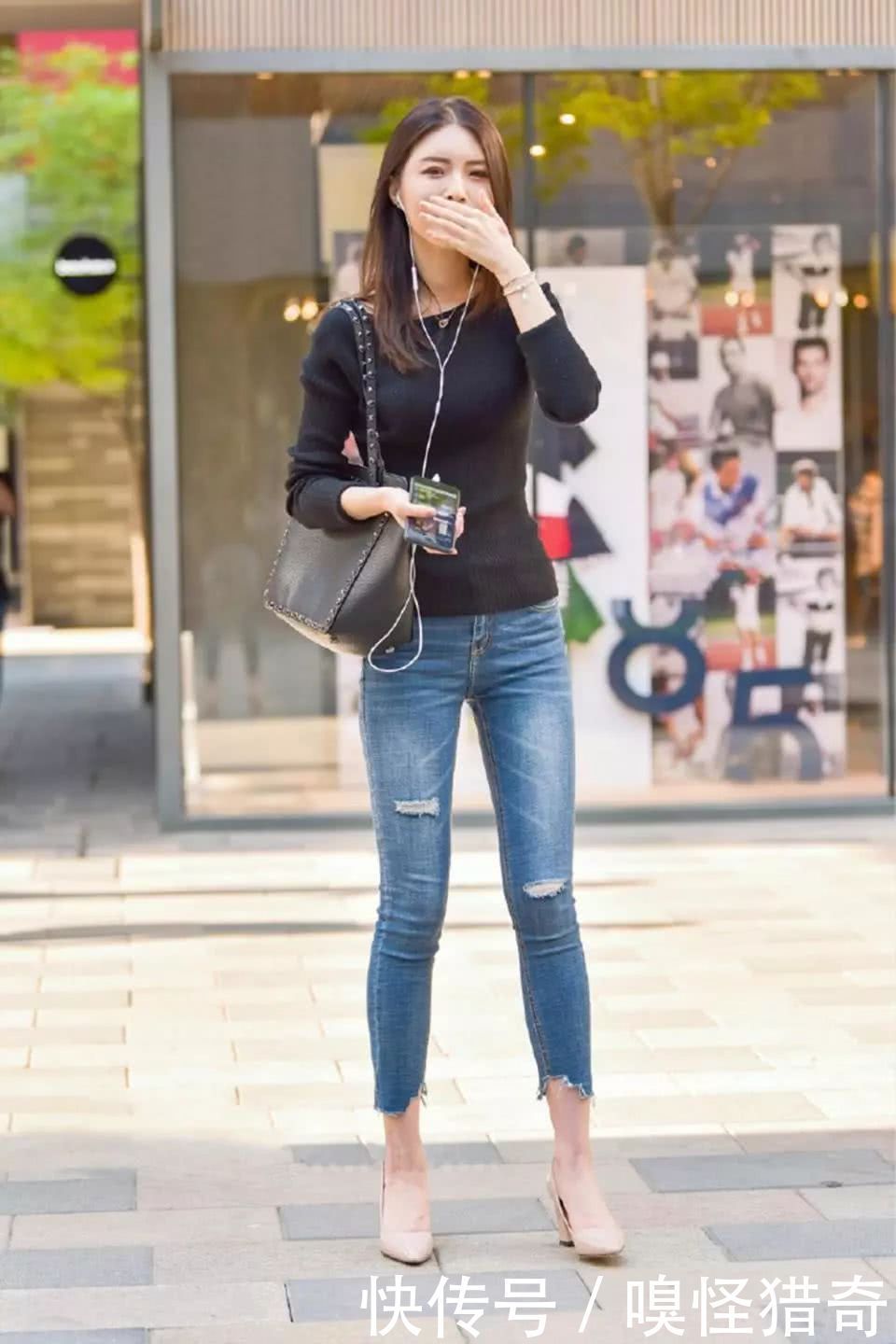 紧身|街拍美女:小姐姐长发飘飘,紧身牛仔裤搭配紧身线衣真的很美