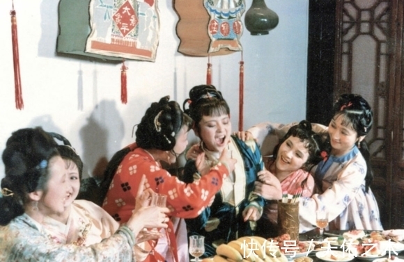 职场|红楼里的吃喝:八个丫鬟的红楼夜宴,道尽八个女孩的职场人生