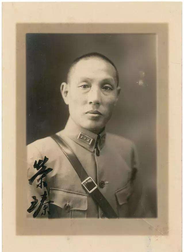 姨太太|他下令让士兵不抵抗自己带姨太太逃走，老蒋都看不过去，剥夺了他中将军衔