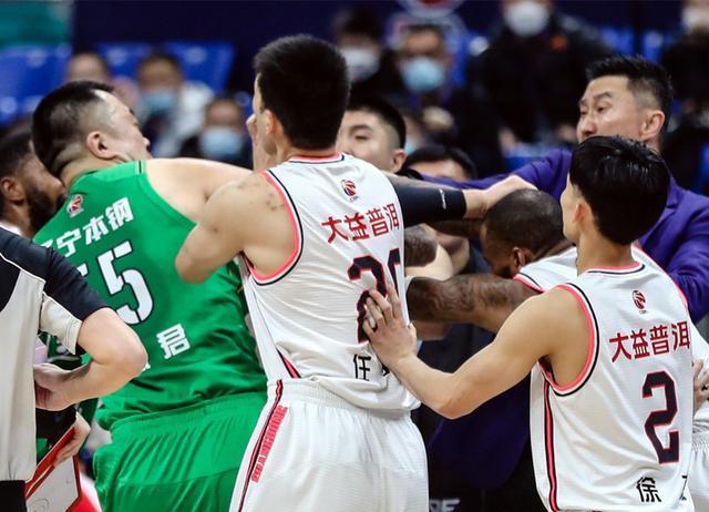 北京首钢|CBA再出大罚单：大韩、威姆斯停赛又罚款，两教头各打五十大板
