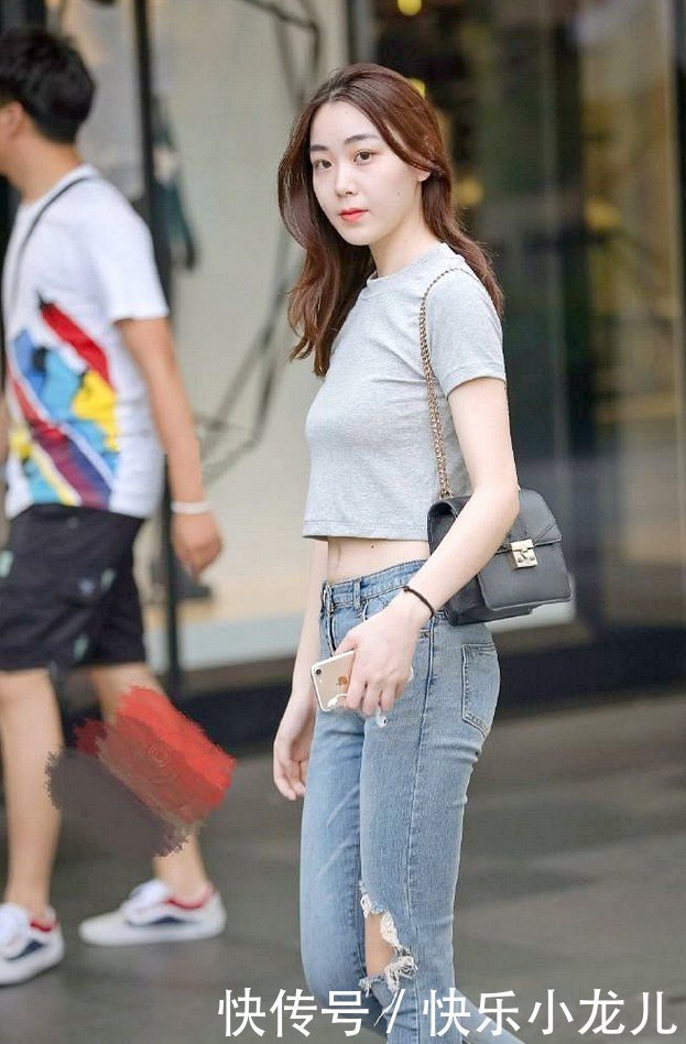 紧身|美女膝盖的裤子都磨破了，搭配紧身上衣，尽显女性魅力