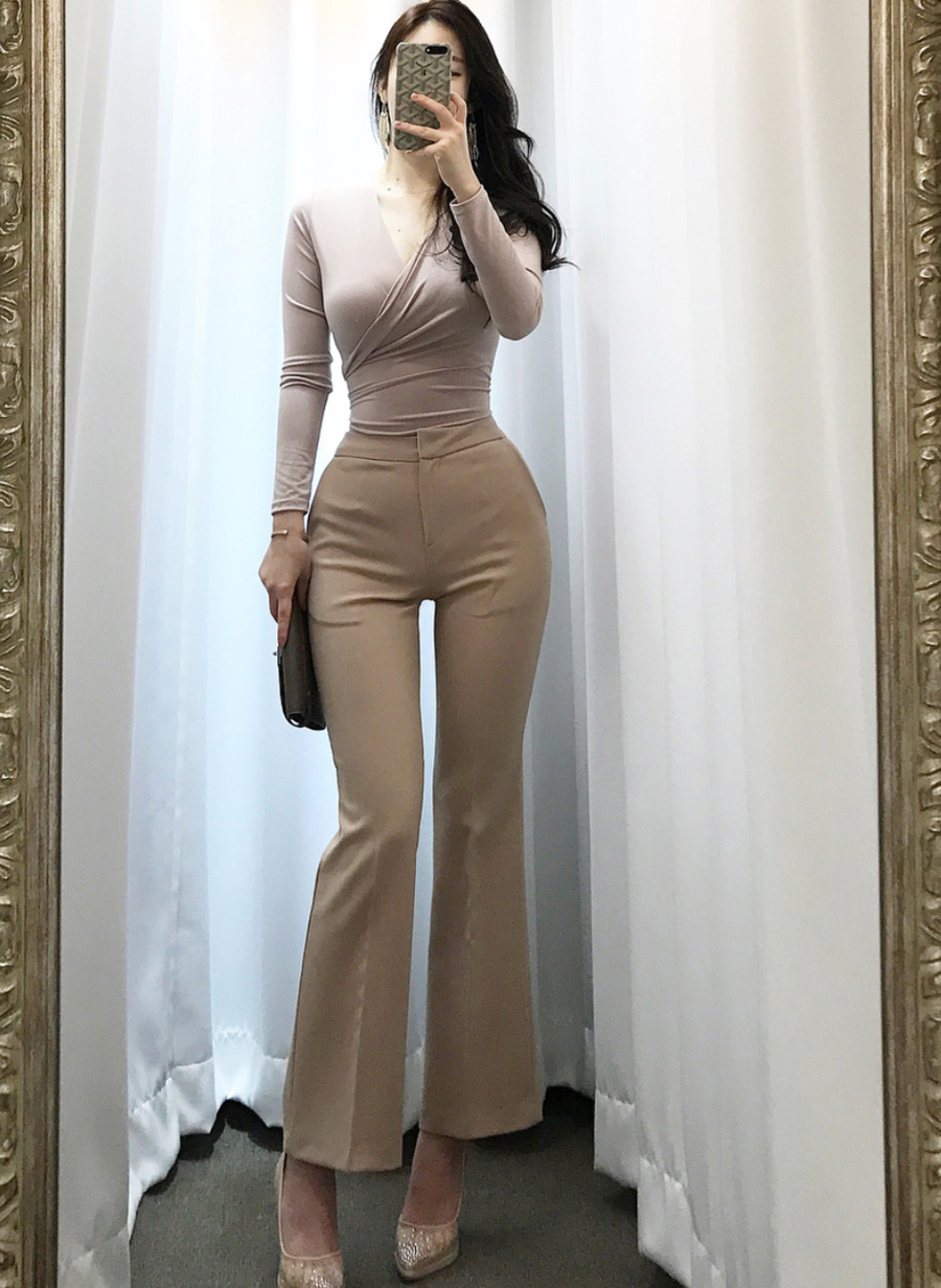 舒适感 休闲裤,是很多职场女性的穿搭选择,干练显气质是其优点