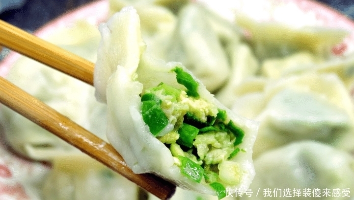 韭菜饺子好吃有窍门,教你正确做法,韭菜翠绿不出水,味道真鲜美