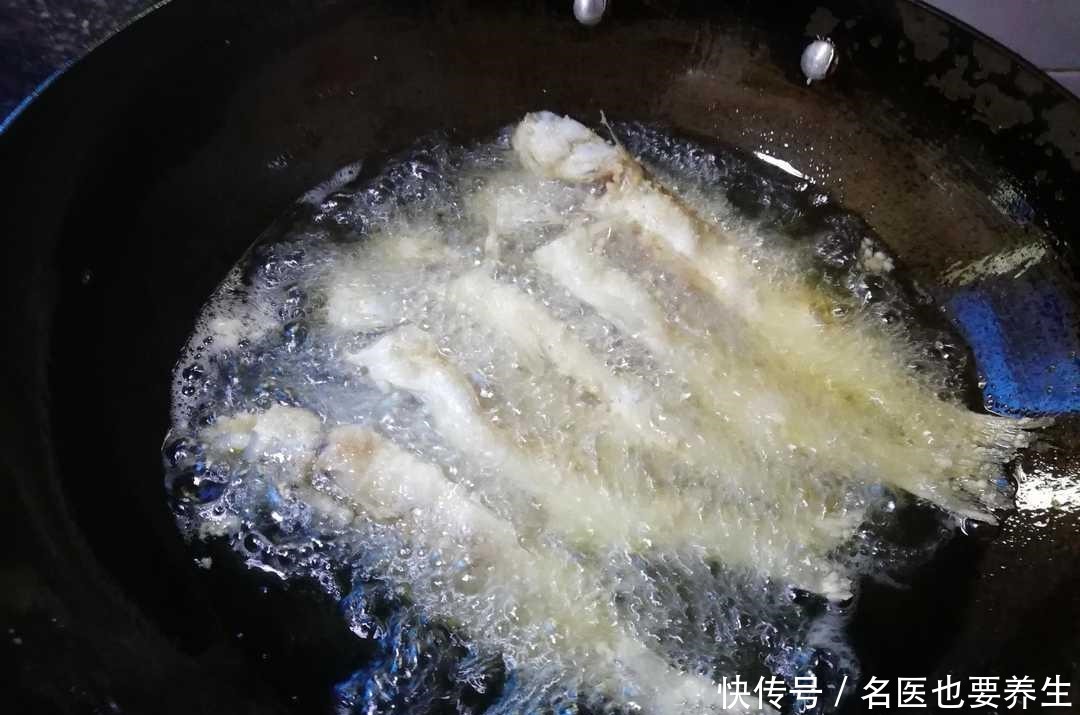 鲜嫩|香炸乌鲻鱼,只要两样调料,表皮酥脆,鱼肉鲜嫩