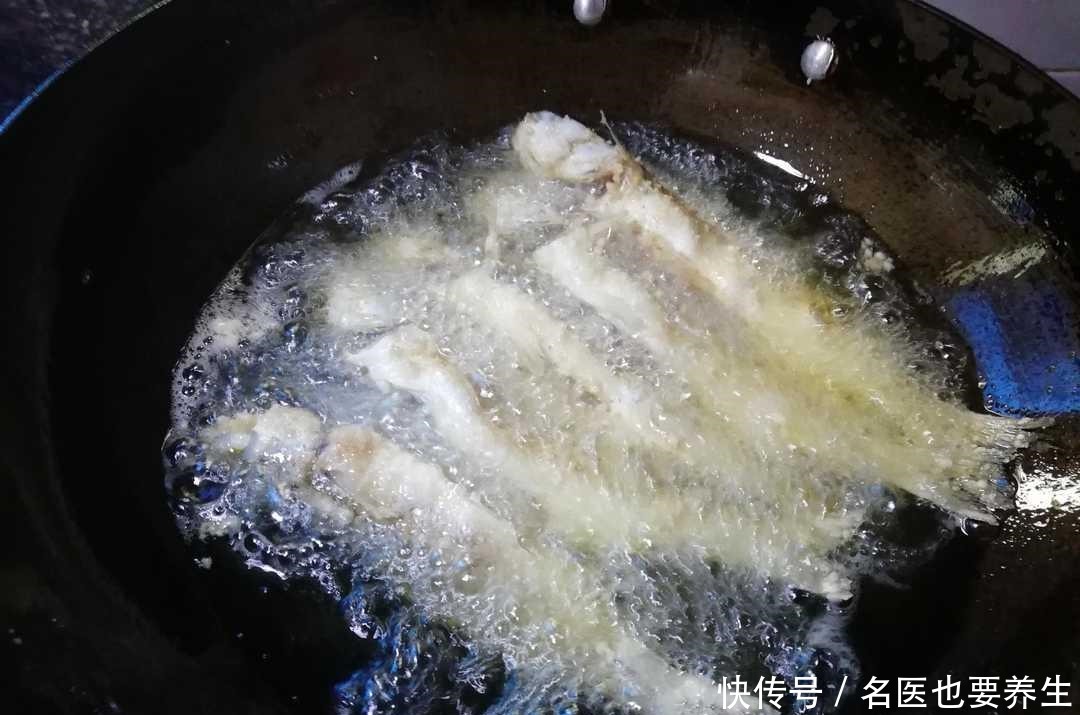  鲜嫩|香炸乌鲻鱼，只要两样调料，表皮酥脆，鱼肉鲜嫩