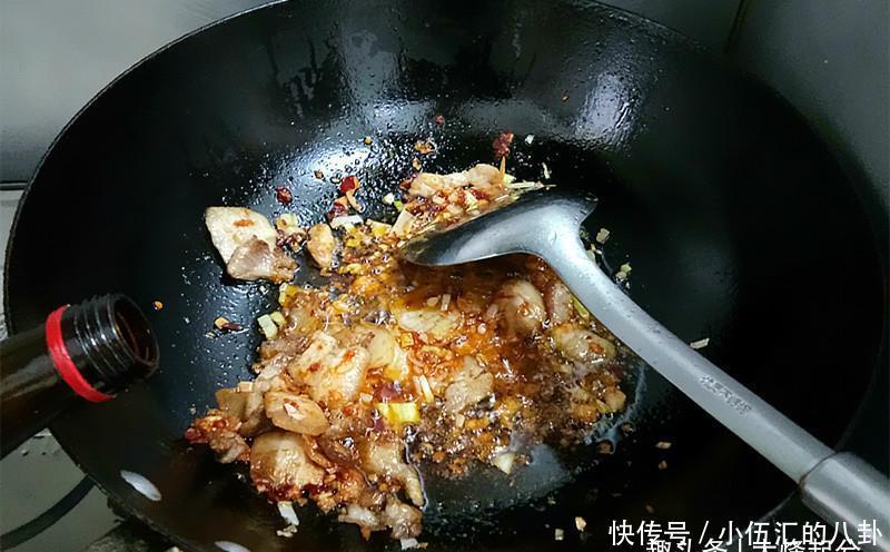 油豆腐的做法比肉还好吃，两碗米饭都不够！保你吃过就会爱上