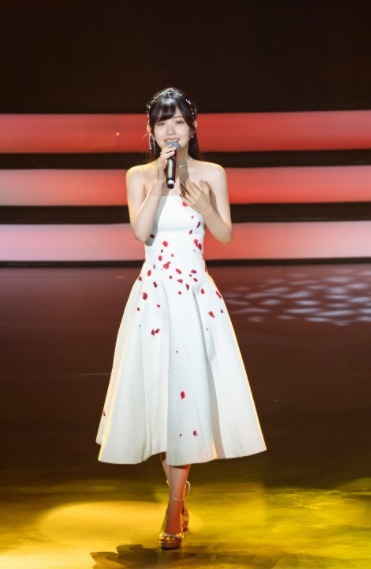 小姐姐|章泽天才是“商圈”气质女神,穿一袭无袖白色的连衣裙,干练洋气