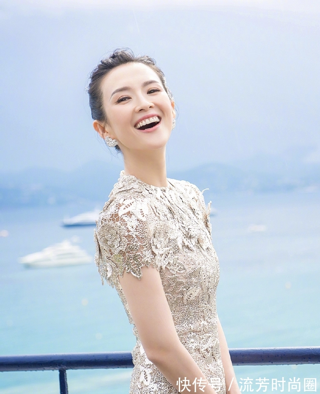 耳环 众多女明星都喜欢佩戴珠宝,而只有她的珠宝是和服装最贴切的!