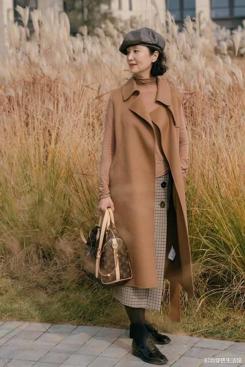 毛衣下面别总配阔腿裤了，学学三木妈妈这样穿，美成一枝花