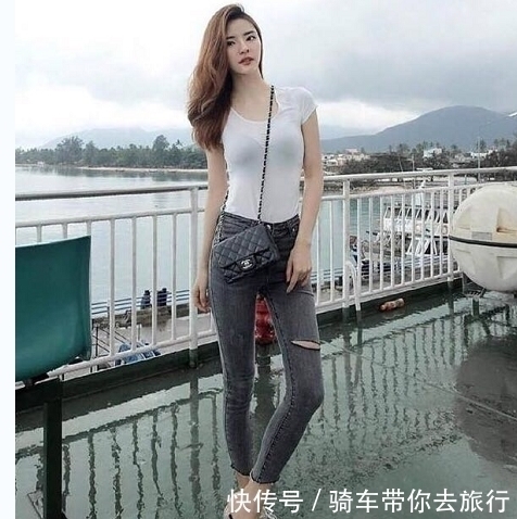 长相|街拍：长相俊美凹凸有致的美女，穿着轻熟优雅很耀眼!
