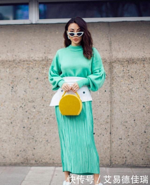 洋气|今秋火了一种穿法,叫“毛衣+半身裙”,青春又洋气,时髦一整季