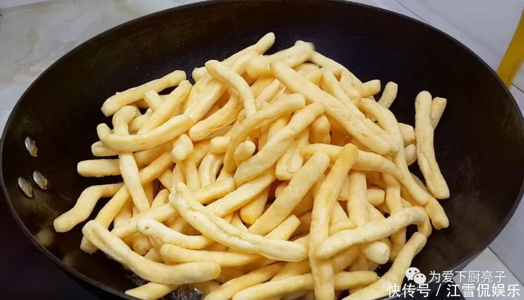  香甜|4个鸡蛋，1碗面，锅里炒一炒，又香又软又香甜，比沙琪玛还好吃！