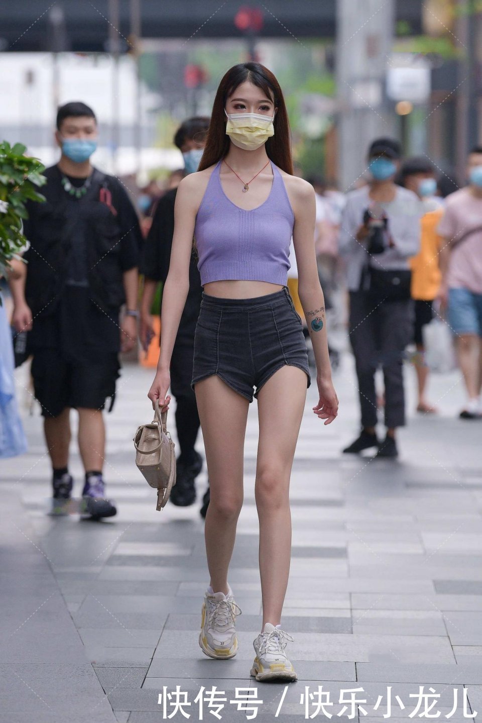 针织|紫色针织背心，高级洋气，时尚感十足，搭配牛仔短裤，凸显青春感