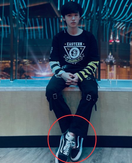 宋亚轩晒海边背影照,网友却都被他的鞋码吸引,目标长到一米九?