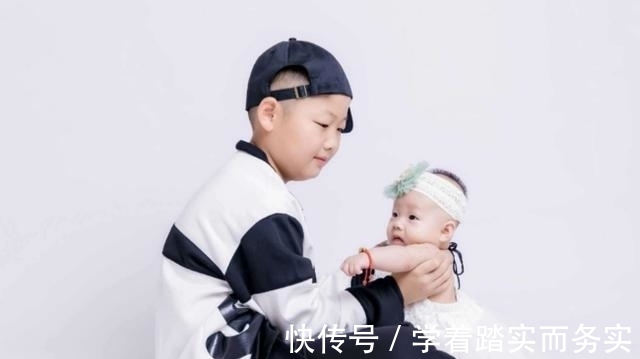 爸爸妈妈|哥哥写作业把妹妹当＂吉祥物＂，网友笑评：妹妹为这个家付出太多