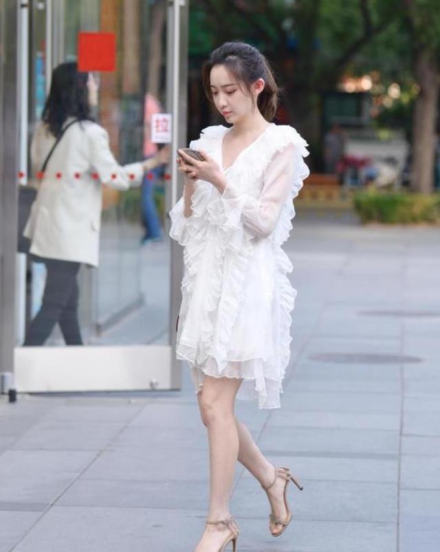 吊带连衣裙|长发飘飘的小姐姐,穿一袭吊带连衣裙,十分飘逸