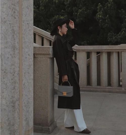 今年早春，很流行穿“风衣＋小白裤”，这样搭配简约又时髦