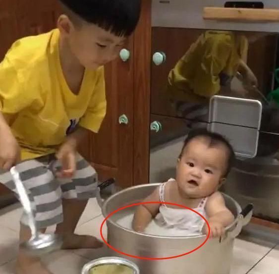 孩子|父母不在家,哥哥准备把弟弟“炖了”,用的“汤底”让人哭笑不得
