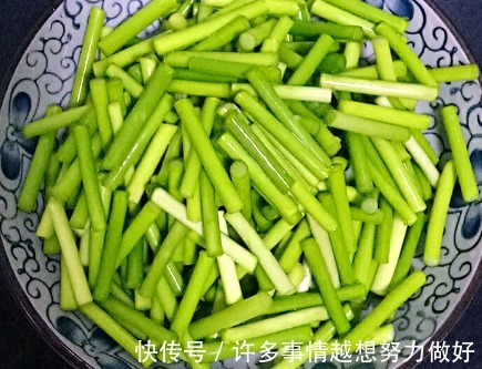 炒蒜苔时，切好了别直接炒！30年大厨教你一招，蒜苔青翠还入味儿
