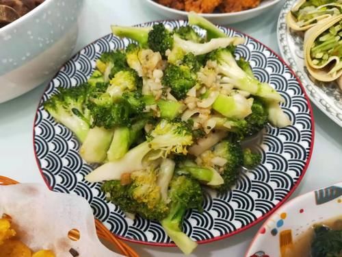 初五二姐请客，姐夫准备12人晚餐，260元吃到扶墙，比饭店强