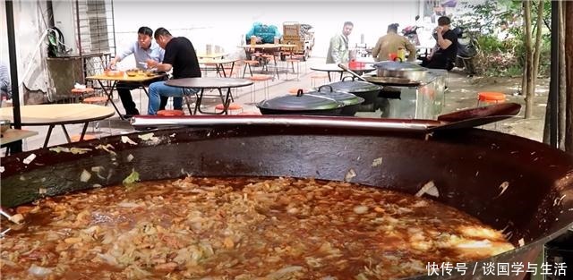 小吃|小哥街头卖“大锅”小吃,10元一份随便吃,食客吃完直打饱嗝!