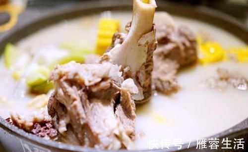 熬骨头汤怎么做才汤白?注意用对“水”!做不对汤不白,还腥味大