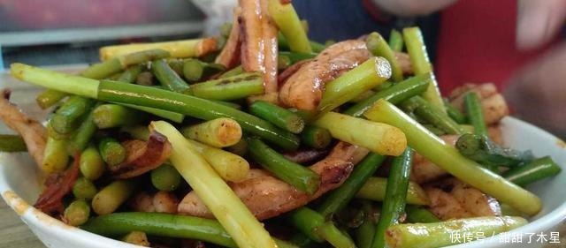 吃货的下酒好菜,爆炒蒜苔鱿鱼,太好吃,看完你就会炒