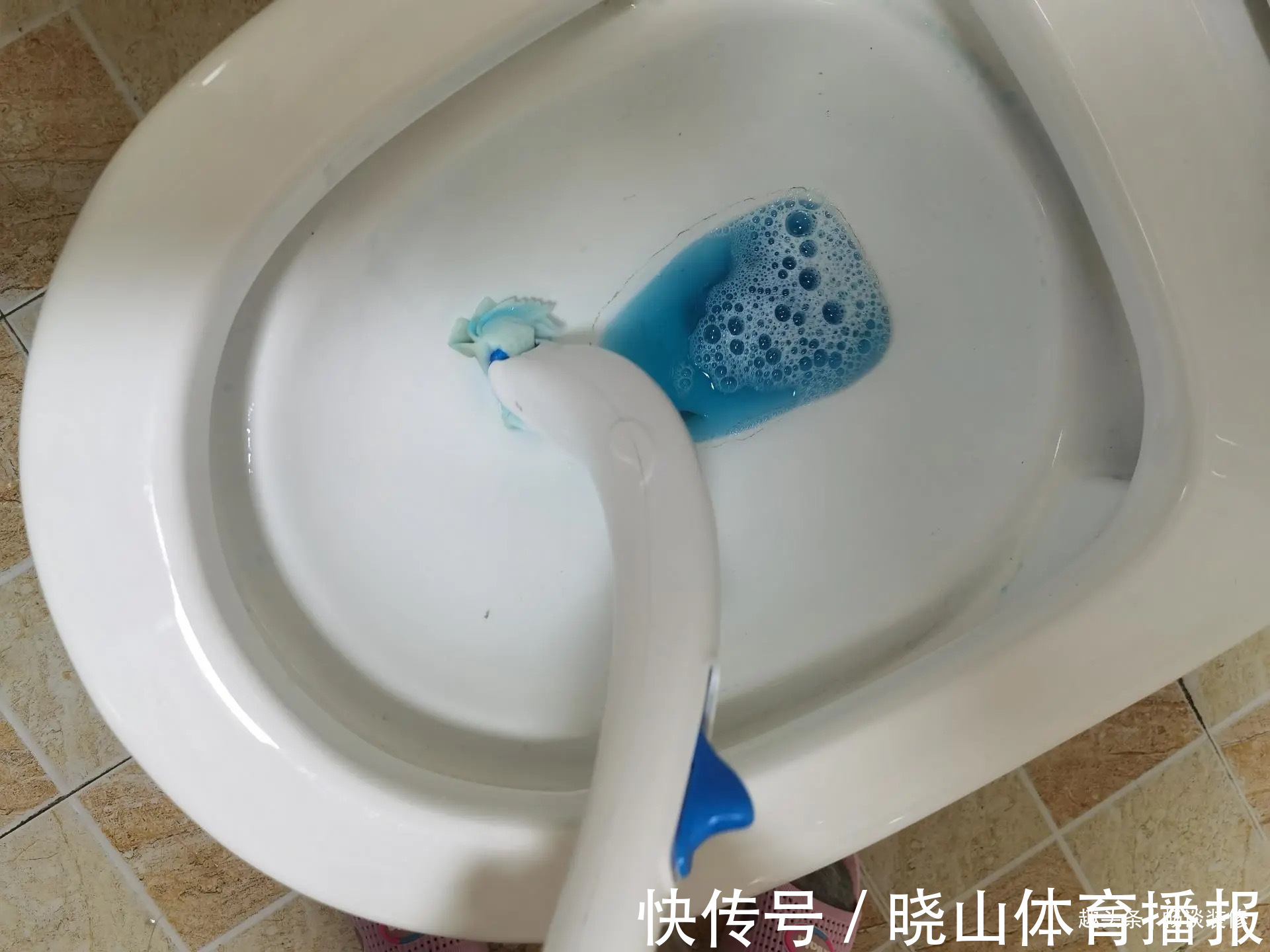 马桶脏了别费力刷,学会小妙招污垢清除一点都不费劲,轻松做懒人