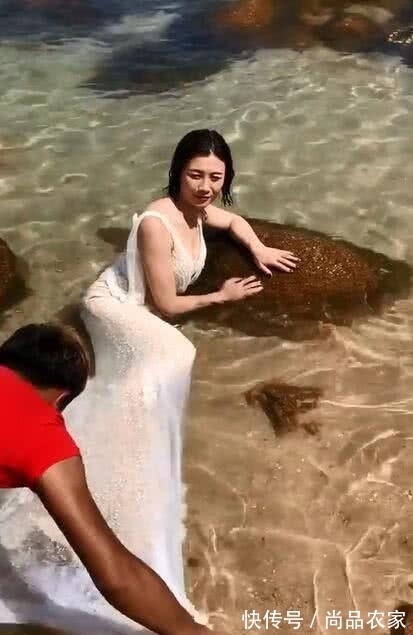 短发|短发美女在海边拍婚纱照,看到精修图后,她生气的哭了