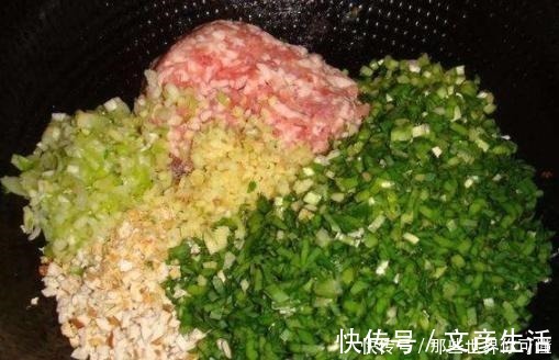 饺子|调韭菜饺子馅，最怕放多了盐，加点“它”，饺子香嫩少出水！