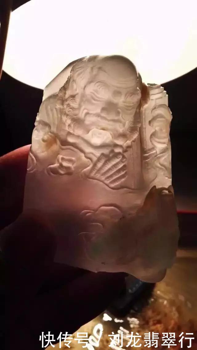玉雕师的灵感,一块有裂的翡翠,竟然神奇地刻出骑象罗汉尊神!