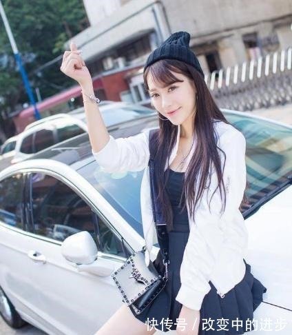 外套 白色休闲外套搭配黑色连衣裙,简洁优雅,玲珑有致!