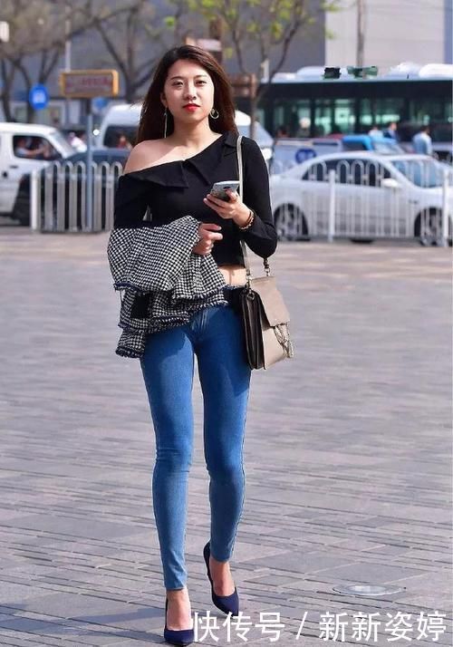 美女脚上踩着一双裸色的尖头高跟鞋，能够很好的延伸她脚部的曲线