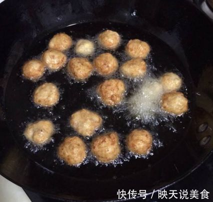 40年火夫不管什么丸子,油炸时多加“这1步”,丸子又香又脆