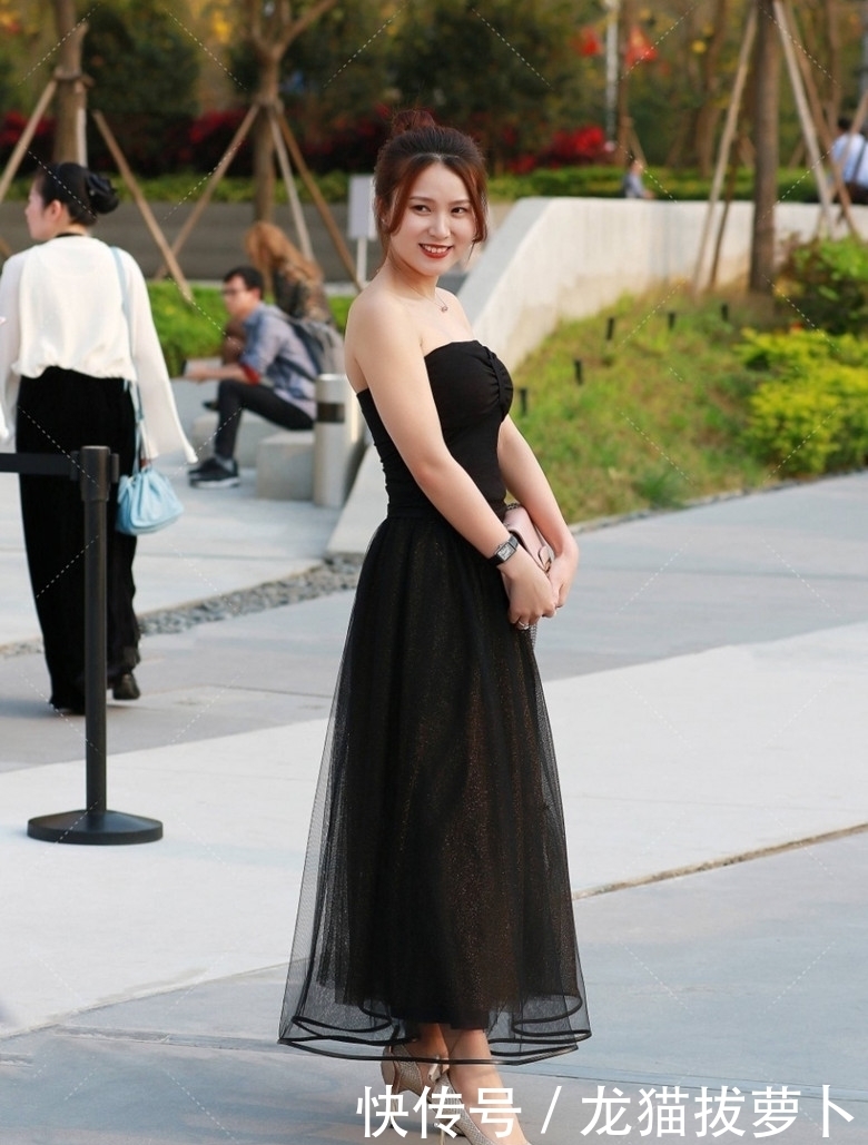 优雅|街拍:美女穿黑色纱裙,气质优雅迷人,回头率特别高