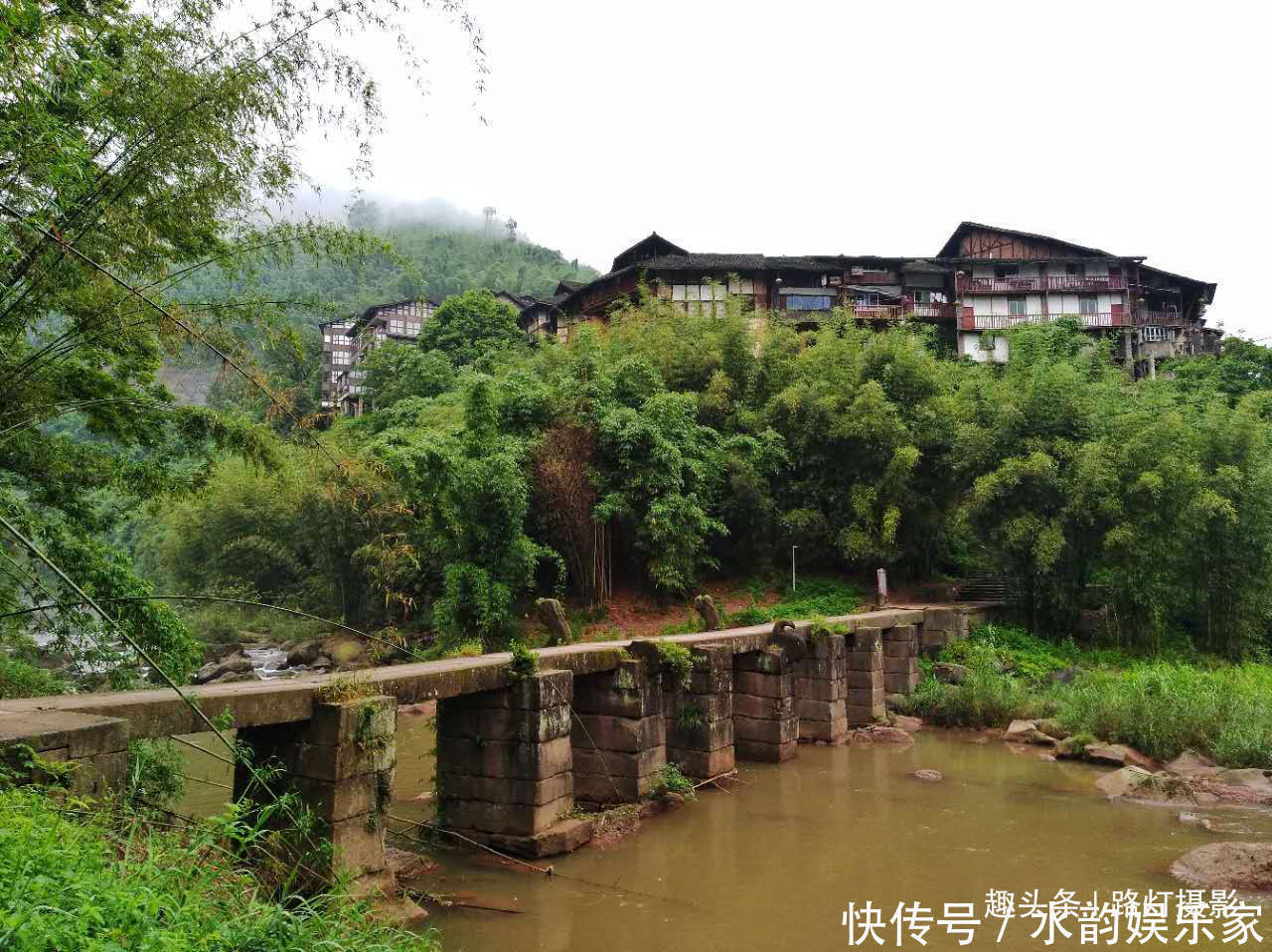 峭壁|神秘的丙安古镇，吊脚楼建在悬空峭壁之上，明清建筑的活化石