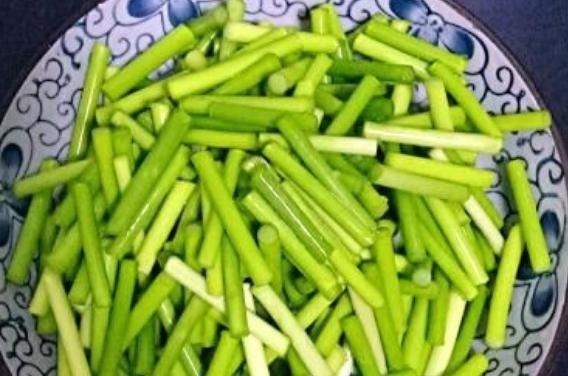 蒜苔|吃肉不如多吃这个菜，5元一把，隔几天吃一次，还能给身体杀杀菌