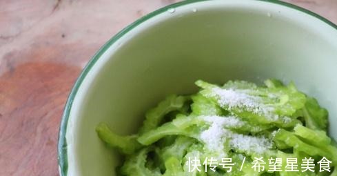 夏日|一个方法能快速去除苦瓜的苦味，脆嫩爽口，夏日必备的苦瓜炒蛋！