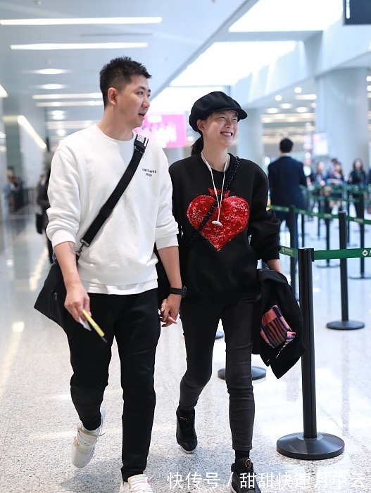 紧身裤 李艾都42岁了,可皮肤还是那么白皙,身材也好,穿黑卫衣都很减龄