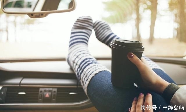 不到40,就脚后跟干裂?教你三招,脚丫重回白嫩