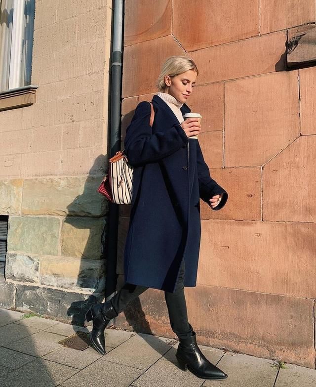 最近火了一种穿法叫“短靴+九分裤”，显高又飒爽，时髦一整冬