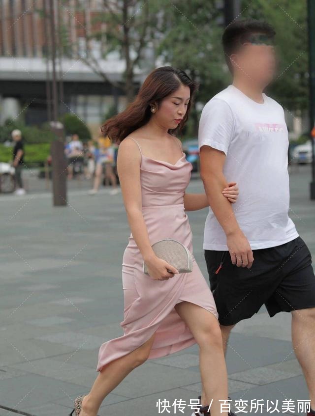 小姐姐 粉色的连衣裙,款式时尚质感高级,更显强大气场!