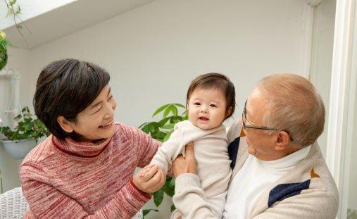 孩子|老人帮忙带孩子要不要给钱？这个回答太戳心了，哭惨！