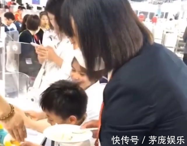 广东队|全红婵获赠蛋糕乐开花!红姐连声说谢谢,队医随后举动令红姐生气!