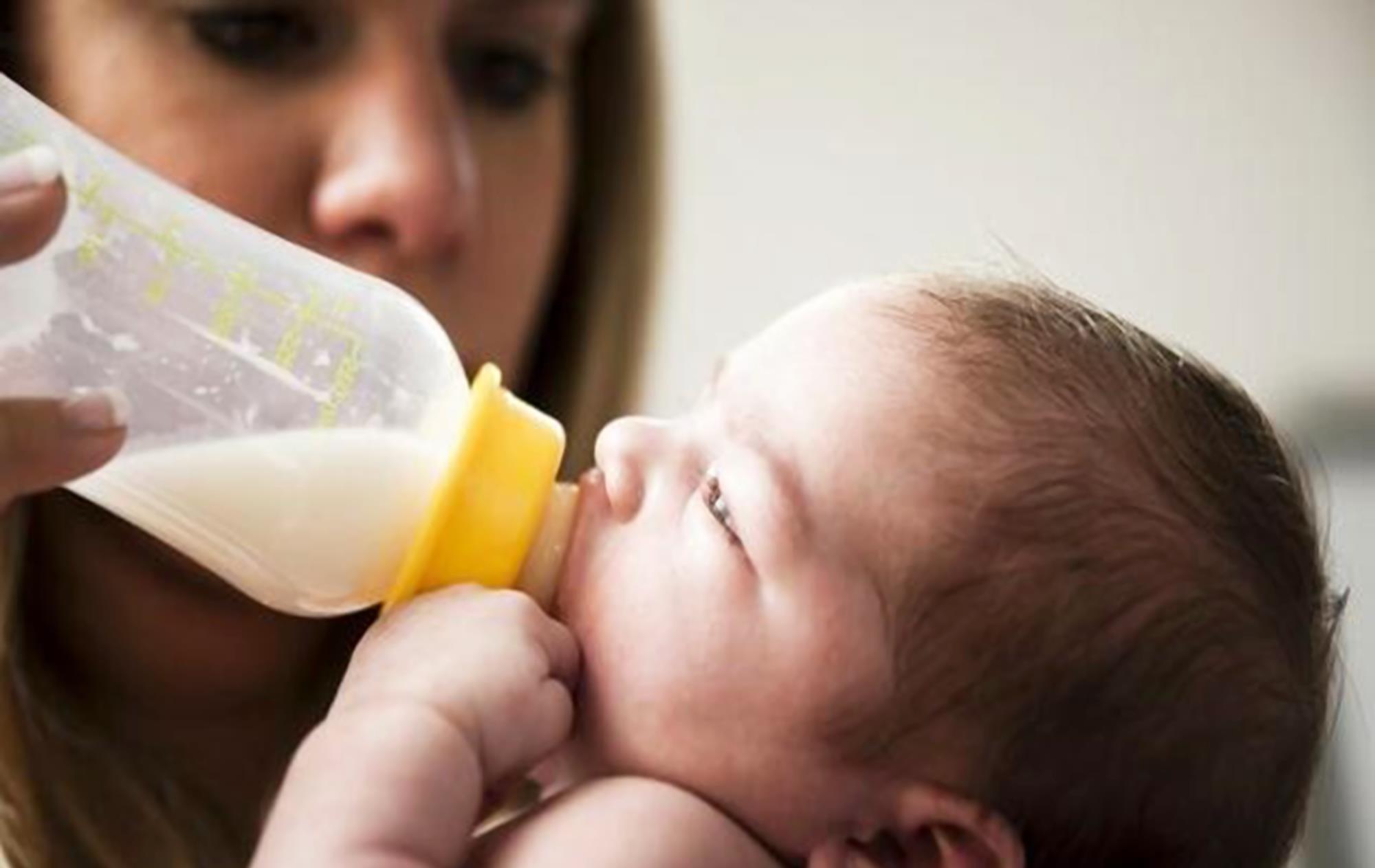 李艾|新生儿呛奶的“抢救时间”很短，区区十分钟，这些步骤不容出错