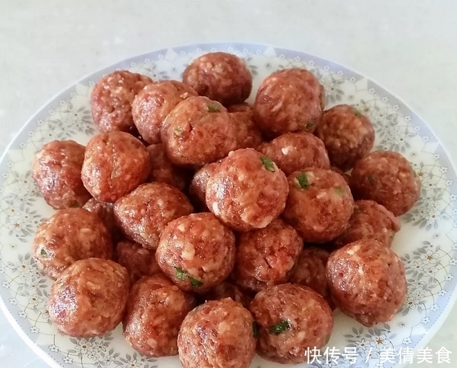 大叔做的牛肉丸子汤，肉丸香嫩，汤汁鲜美，冷天要喝上一碗！